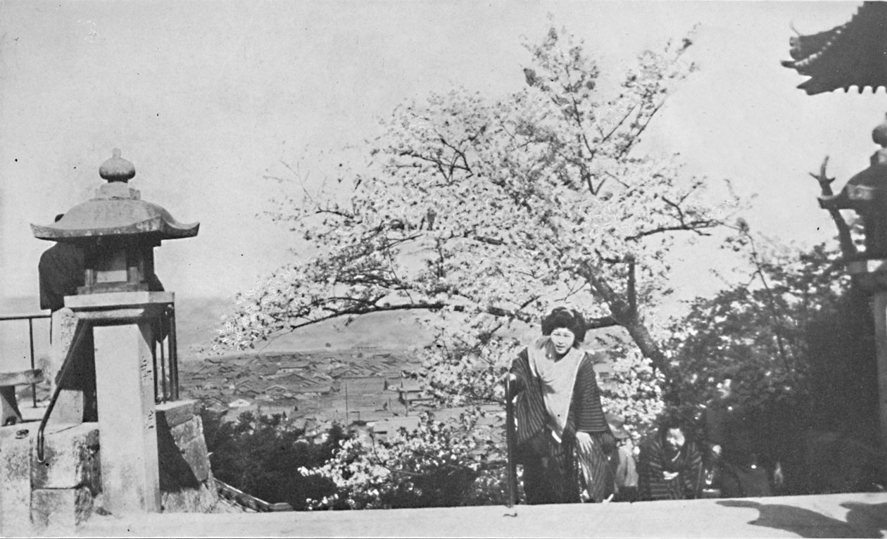 في أعلى سلالم المعبد ، فوق بحيرة بيوا ، c1900 ، 1921 بواسطة مارجريت ليونارد