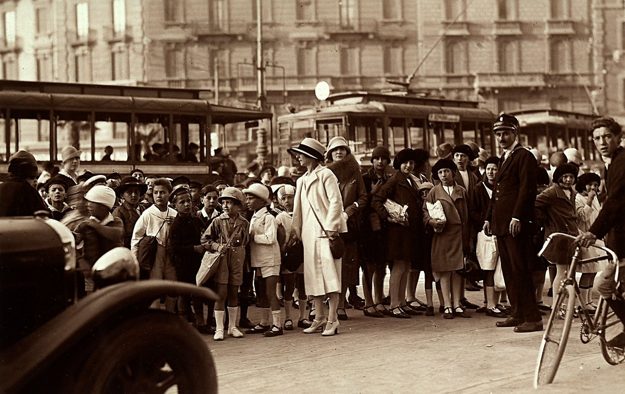 A group of students during a fieldtrip. The photograph shows the children, their teachers and other pedestrians on city street (b/w photo) بواسطة ماريو كاستاجنيري