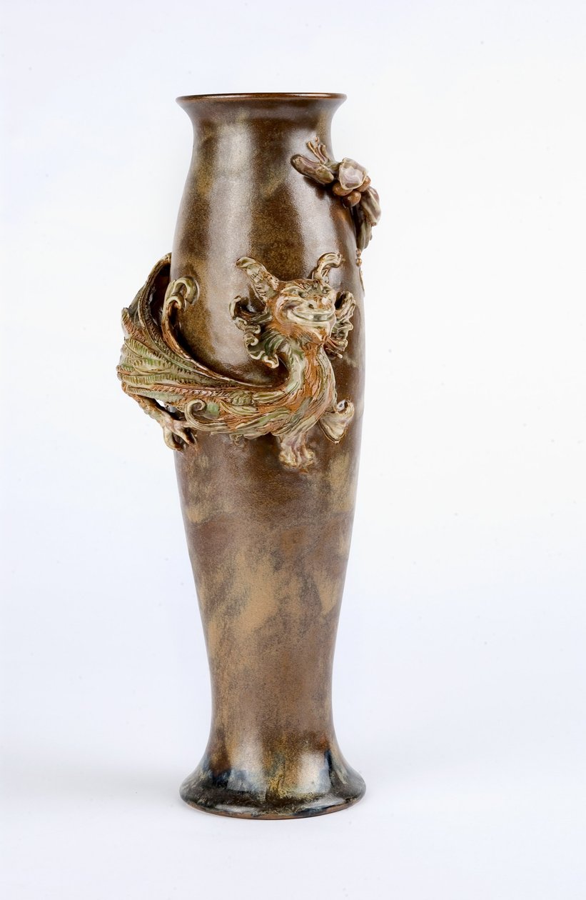 مزهرية مزججة باللونين الأخضر والبني مع نقش تنين مصبوب ، Doulton und Co. ، Lambeth ، c.1905 (الخزف الحجري) بواسطة مارك ف. مارشال