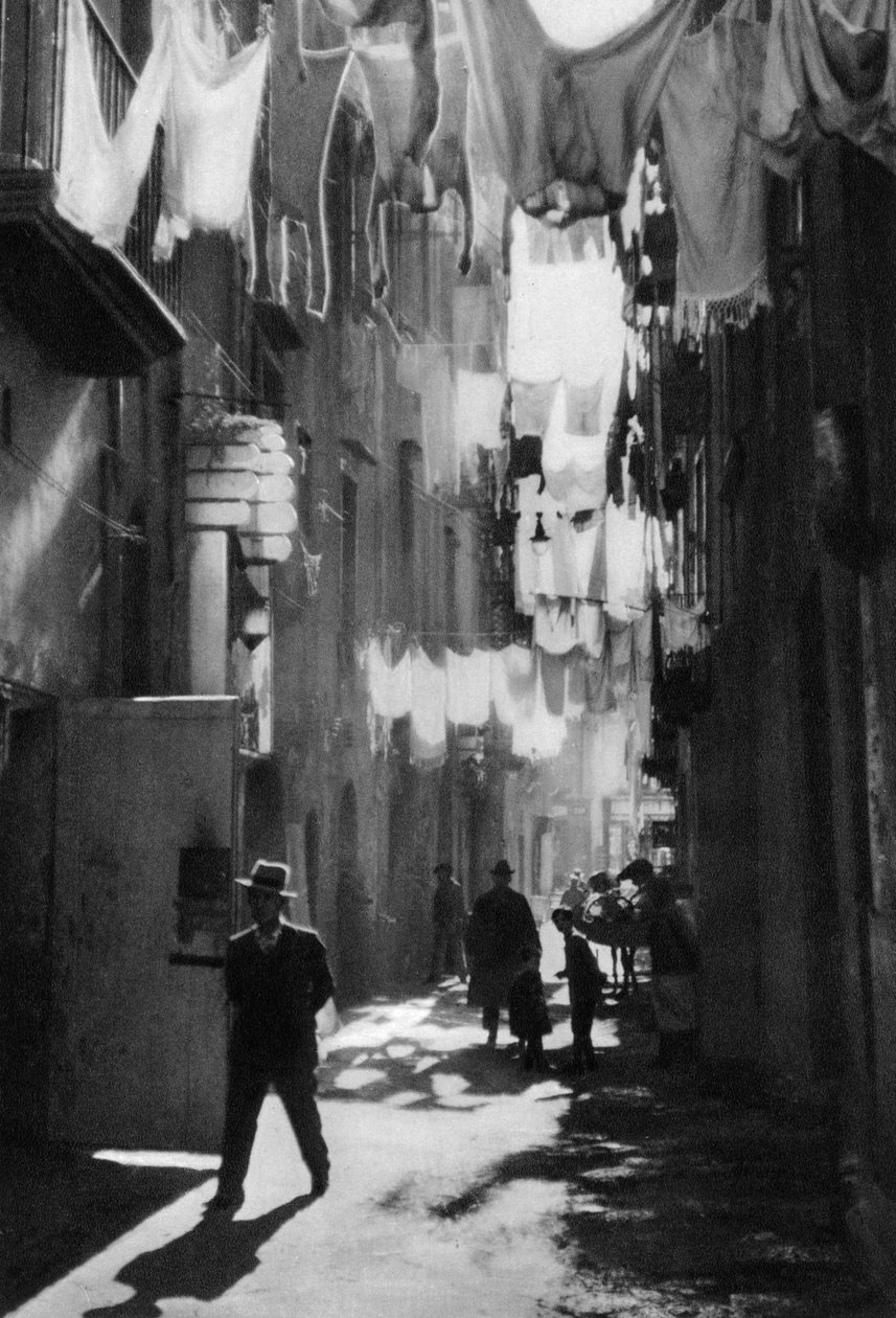 الشارع الضيق في نابولي ، إيطاليا ، 1937 بواسطة مارتن هورليمان