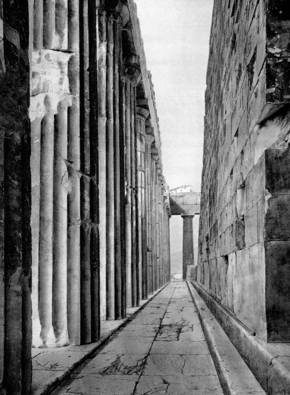 الجانب الشمالي من البارثينون ، أثينا ، 1937. بواسطة مارتن هورليمان
