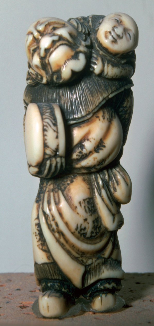 Netsuke اليابانية لراقصة وطفل صينية من القرن الثامن عشر. بواسطة Masahira