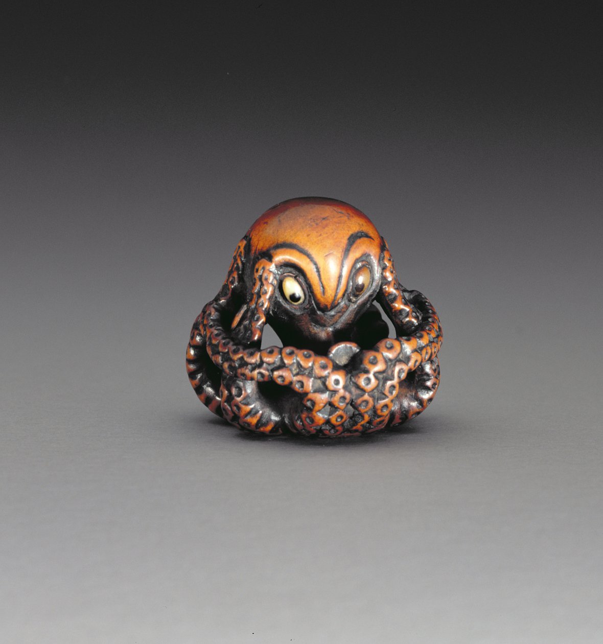 Netsuke يصور الأخطبوط ، c.1760-70 (الخشب والقرن المرصع) (للخلف انظر 193822) بواسطة ماساناو
