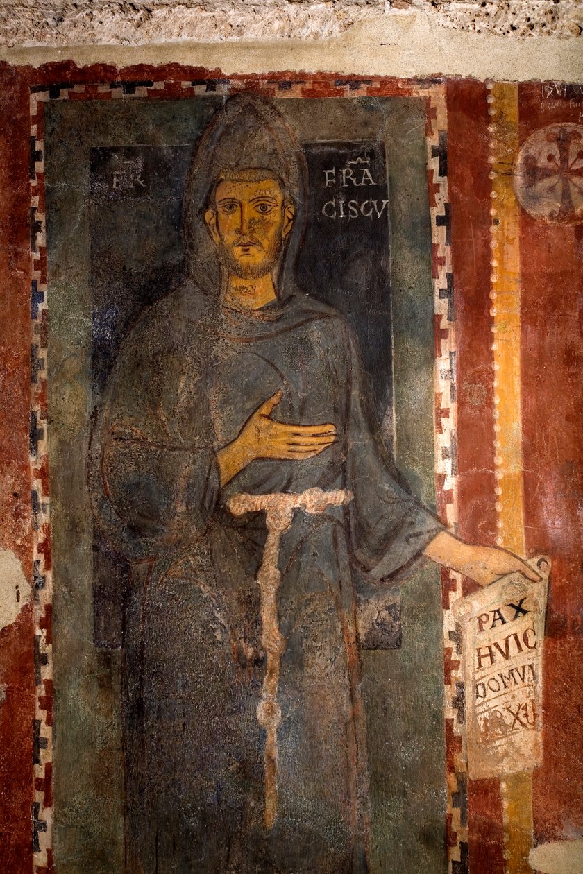 تمثيل القديس فرنسوا الأسيزي (1181-1226) هذا بالتأكيد هو أول تمثيل للقديس أُعدم بينما كان على قيد الحياة ، وهو يمثل بدون وصمة عار وبدون هالة. يحمل ورقة أو كتب باللاتينية "" Pax huic Domui "(السلام بواسطة سيد القديس فرنسيس الأسيزي