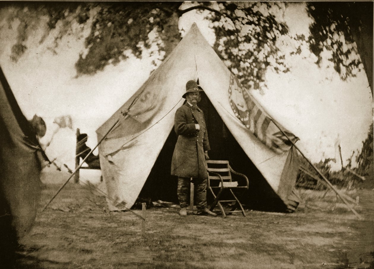 اللواء AE Burnside في المعسكر ، 1861-65 بواسطة ماثيو ب برادي