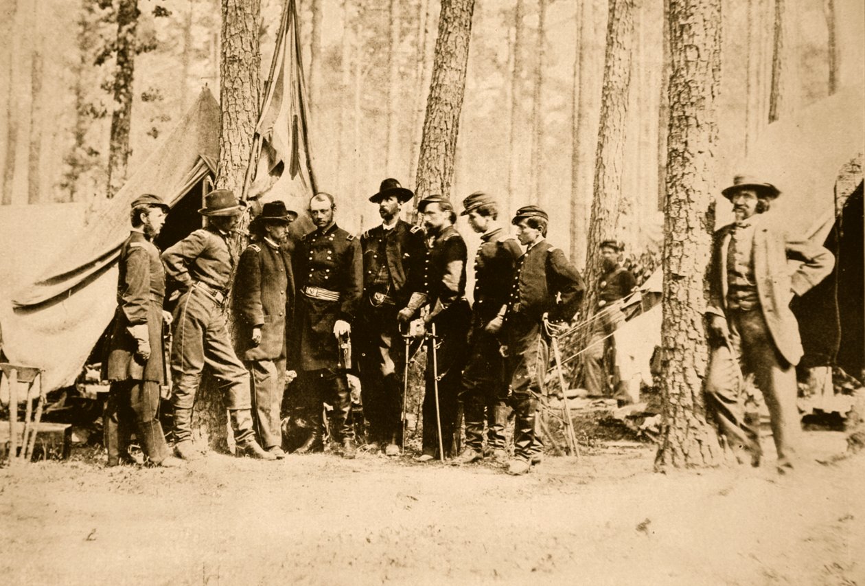 الجنرال بوتر والعاملين مع ماثيو برادي متكئين على شجرة ، 1861-1865 (صورة بني داكن) بواسطة ماثيو ب برادي