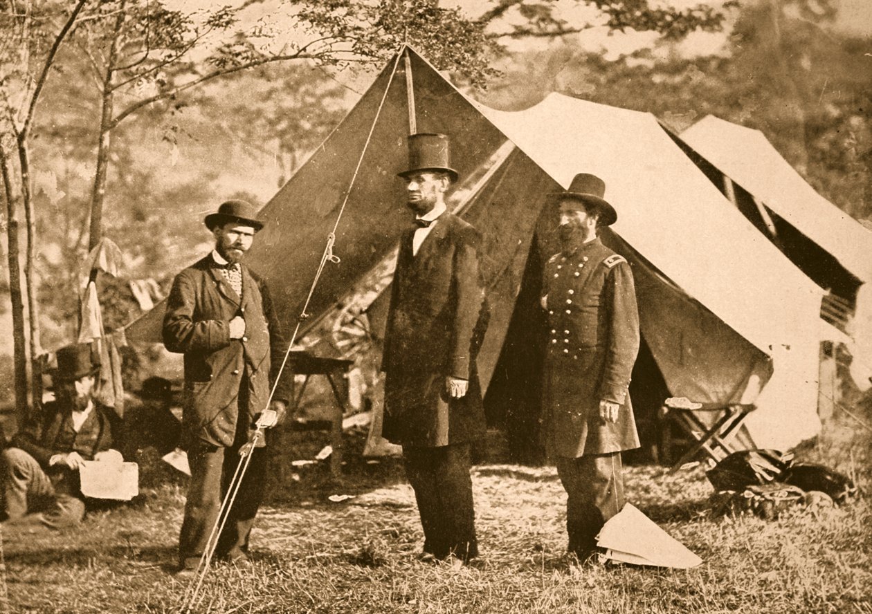 صورة ألان بينكرتون ، الرئيس لنكولن والرائد ج.أ. مكليرناند ، 1862 (صورة بني داكن) بواسطة ماثيو ب برادي