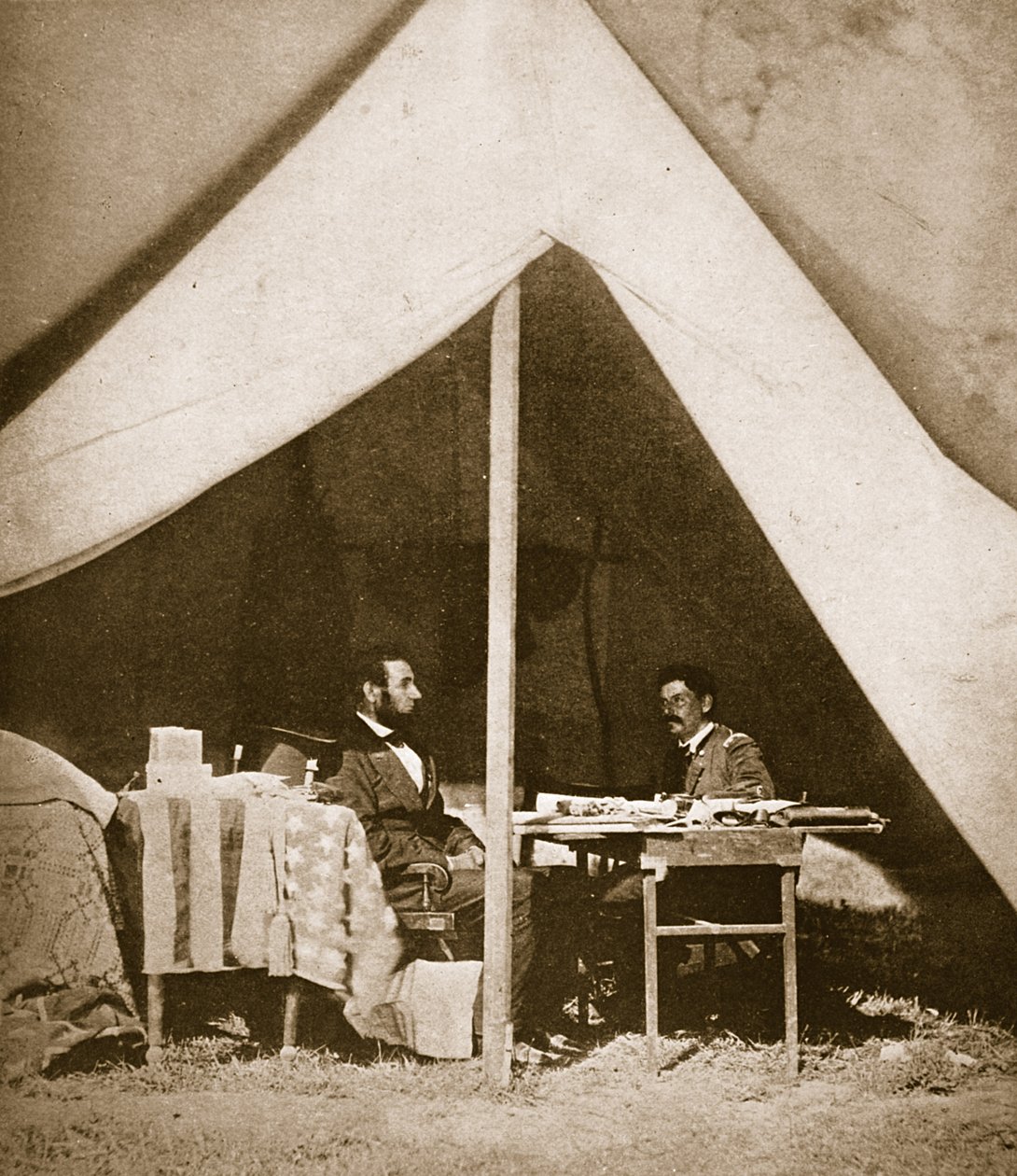 الرئيس لينكولن والجنرال ماكليلان في خيمة ماكليلان ، أنتيتام ، 4 أكتوبر 1862 بواسطة ماثيو ب برادي