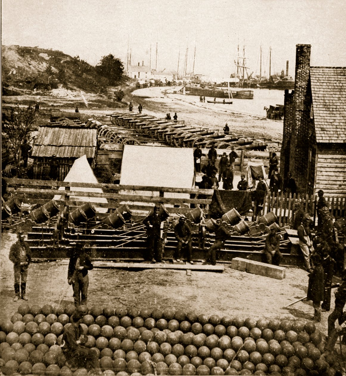 واشنطن في ستينيات القرن التاسع عشر - مستودع الذخائر في سيتي بوينت ، 1861-1865 (صورة بني داكن) بواسطة ماثيو ب برادي