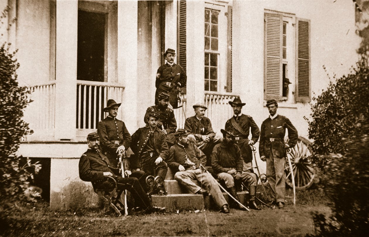متطوعو نيويورك الـ 164 في مقر الجنرال مكماهون ، 1861-1865 (صورة بني داكن) بواسطة ماثيو ب برادي