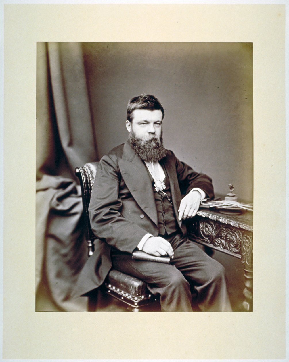 TC Fendick ، ماجستير في شركة Worshipful of Glaziers يرتدي شارة الماجستير الخاصة به ، c1865 بواسطة موال وشركاه
