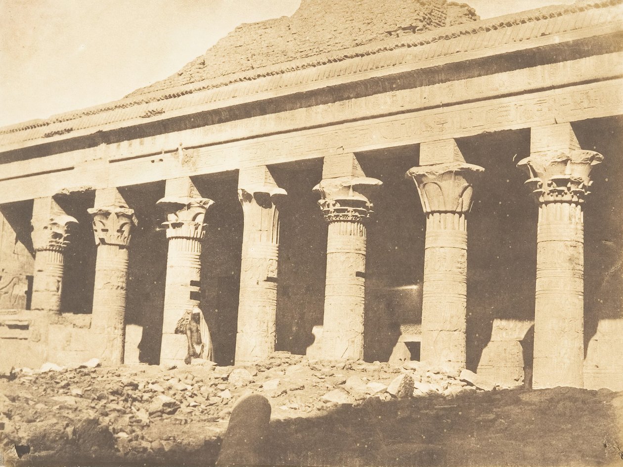 صف أعمدة جانبي في فناء معبد إيزيس ، فيلة ، أبريل 1850. بواسطة ماكسيم دو كامب