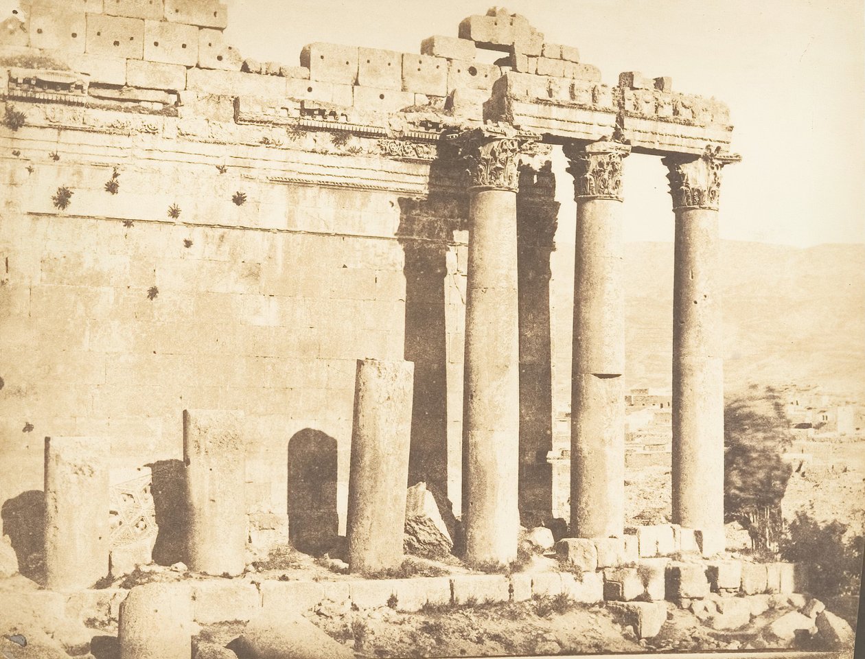 الرواق الغربي لمعبد جوبيتر ، بعلبك هليوبوليس ، ١٥ سبتمبر ١٨٥٠. بواسطة ماكسيم دو كامب