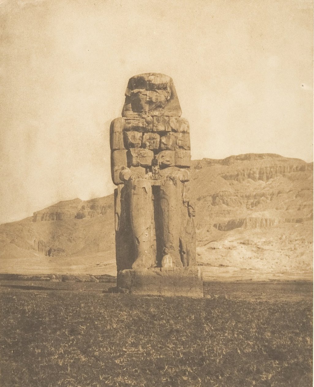 تم ترميم تمثال أمينوفيس الثالث ، في تمثال طيبة الصوتي أو تمثال ممنون العملاق ، 1849-50. بواسطة ماكسيم دو كامب