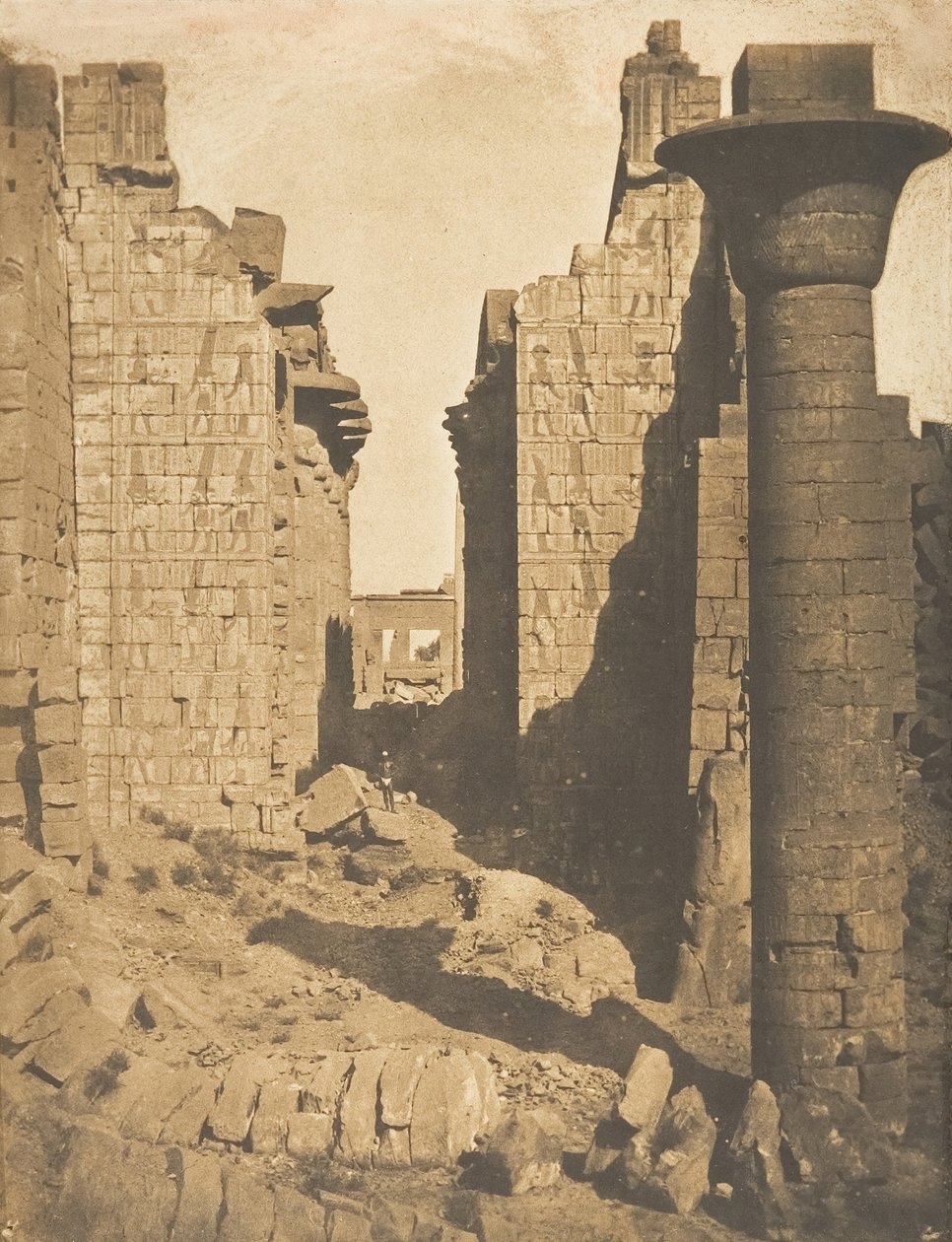 محكمة Bubastites ومدخل قاعة Hypostyle في قصر الكرنك ، طيبة ، 1849-50. بواسطة ماكسيم دو كامب