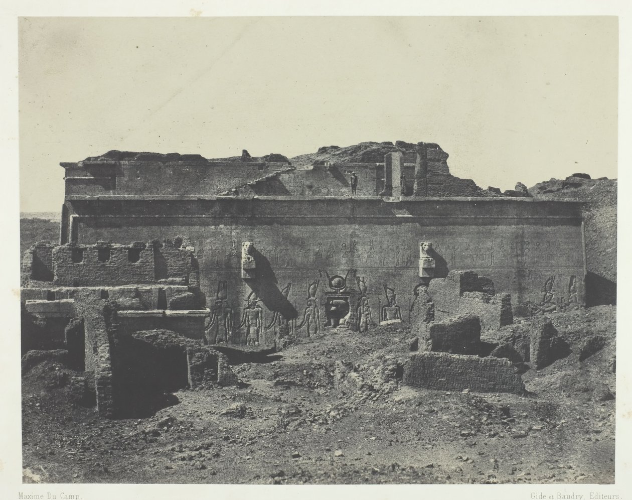 الواجهة الخلفية ، معبد دندرة توتريس الكبير ، صعيد مصر ، 184951 ، طبعت عام 1852. بواسطة ماكسيم دو كامب