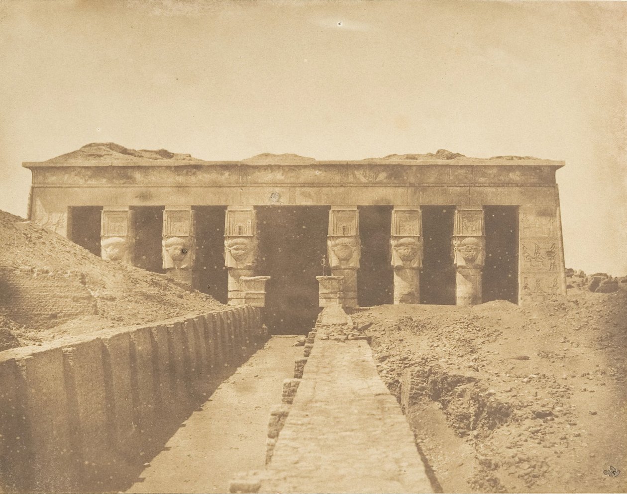 واجهة معبد أتور في دندرا تينتيريس ، 1849-50. بواسطة ماكسيم دو كامب