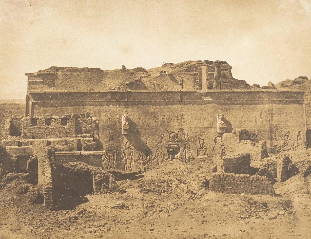 الواجهة الخلفية لمعبد دندرا تنتريس العظيم ، 1849-50. بواسطة ماكسيم دو كامب