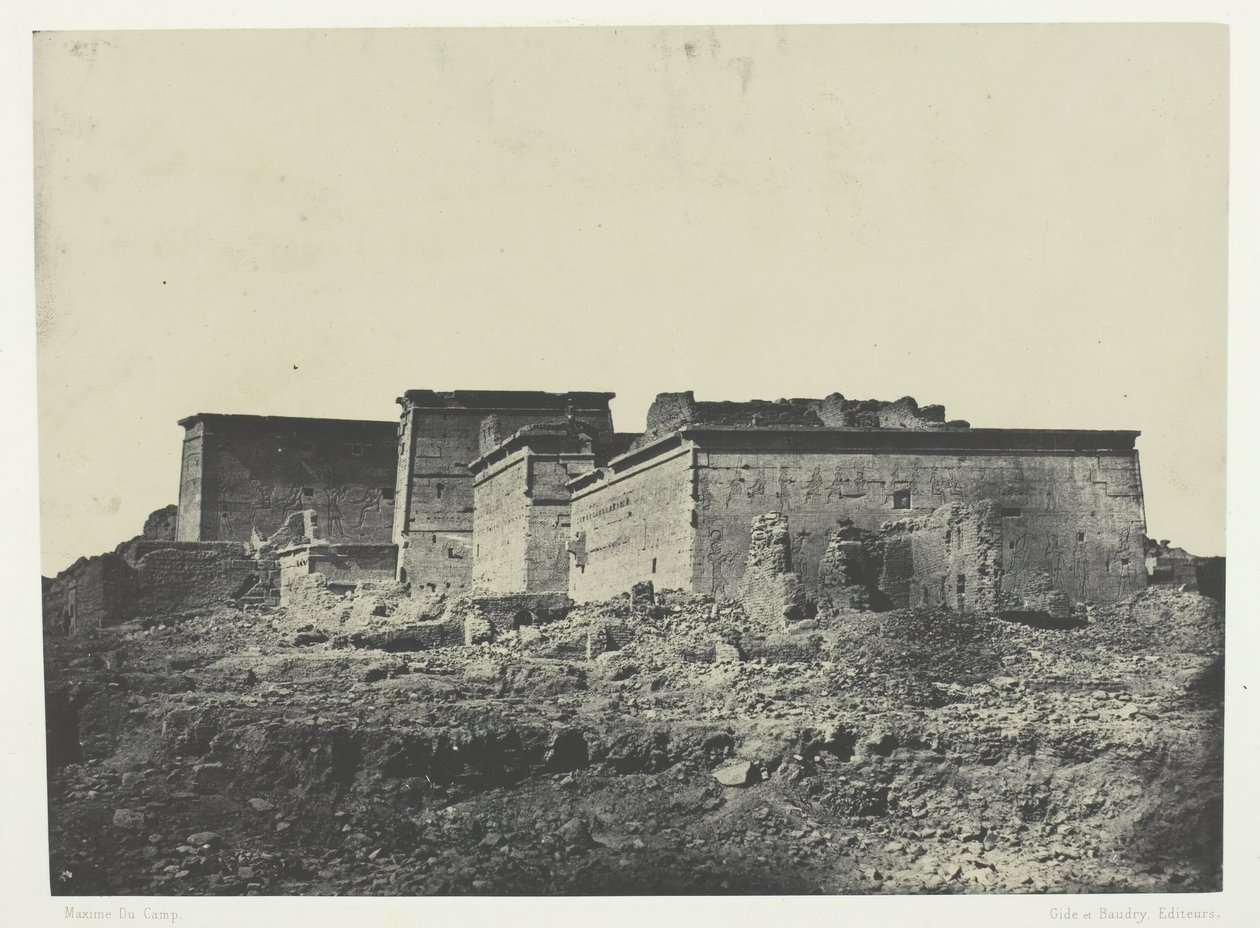 المعبد العظيم لإيزيس في فيلو ، منظر عام مأخوذ من الشمال ، النوبة ، 184951 ، طُبع عام 1852. بواسطة ماكسيم دو كامب