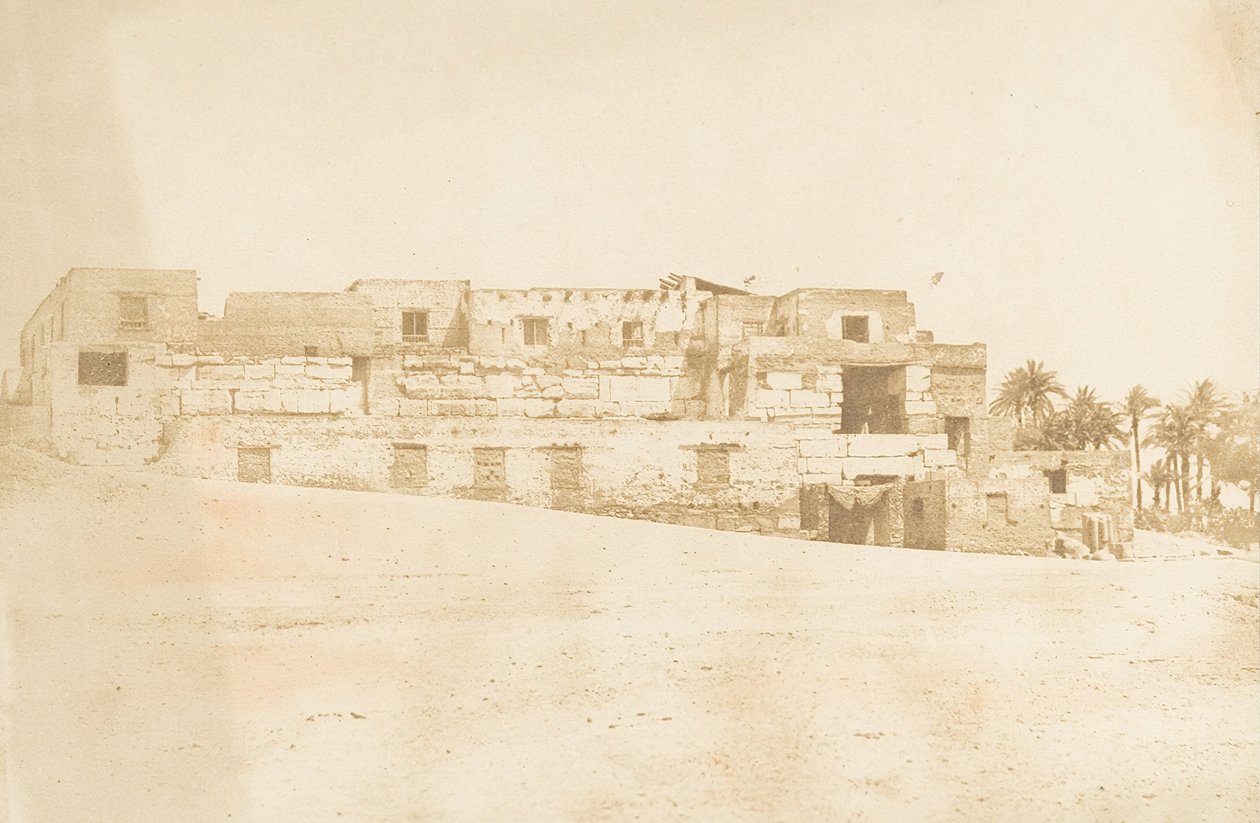 مسكن طاقم سباندرل الأقصر ، بني على شرفة القصر ، 1849-50. بواسطة ماكسيم دو كامب