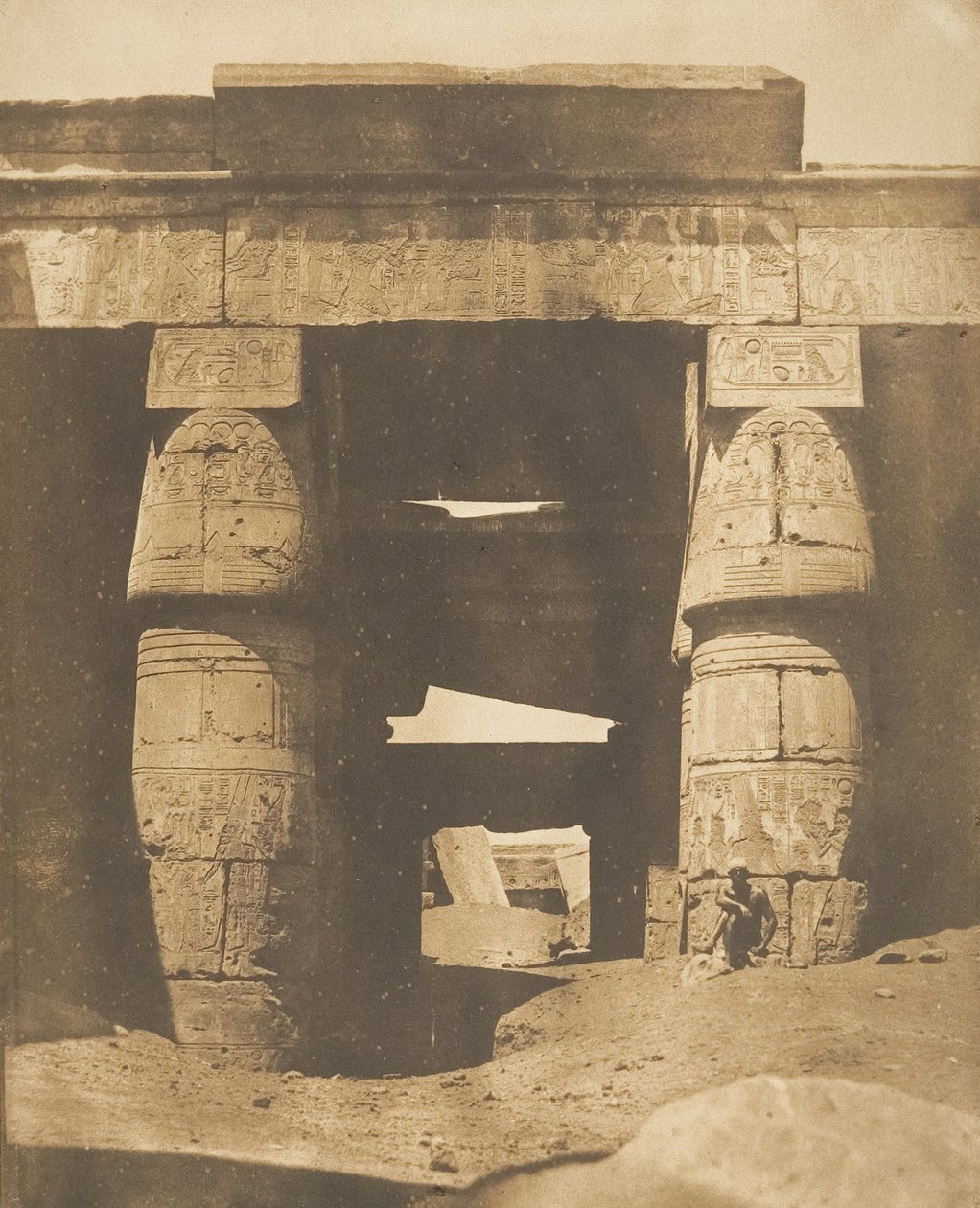 داخل معبد خونس ، في الكرنك ، طيبة ، 1849-50. بواسطة ماكسيم دو كامب