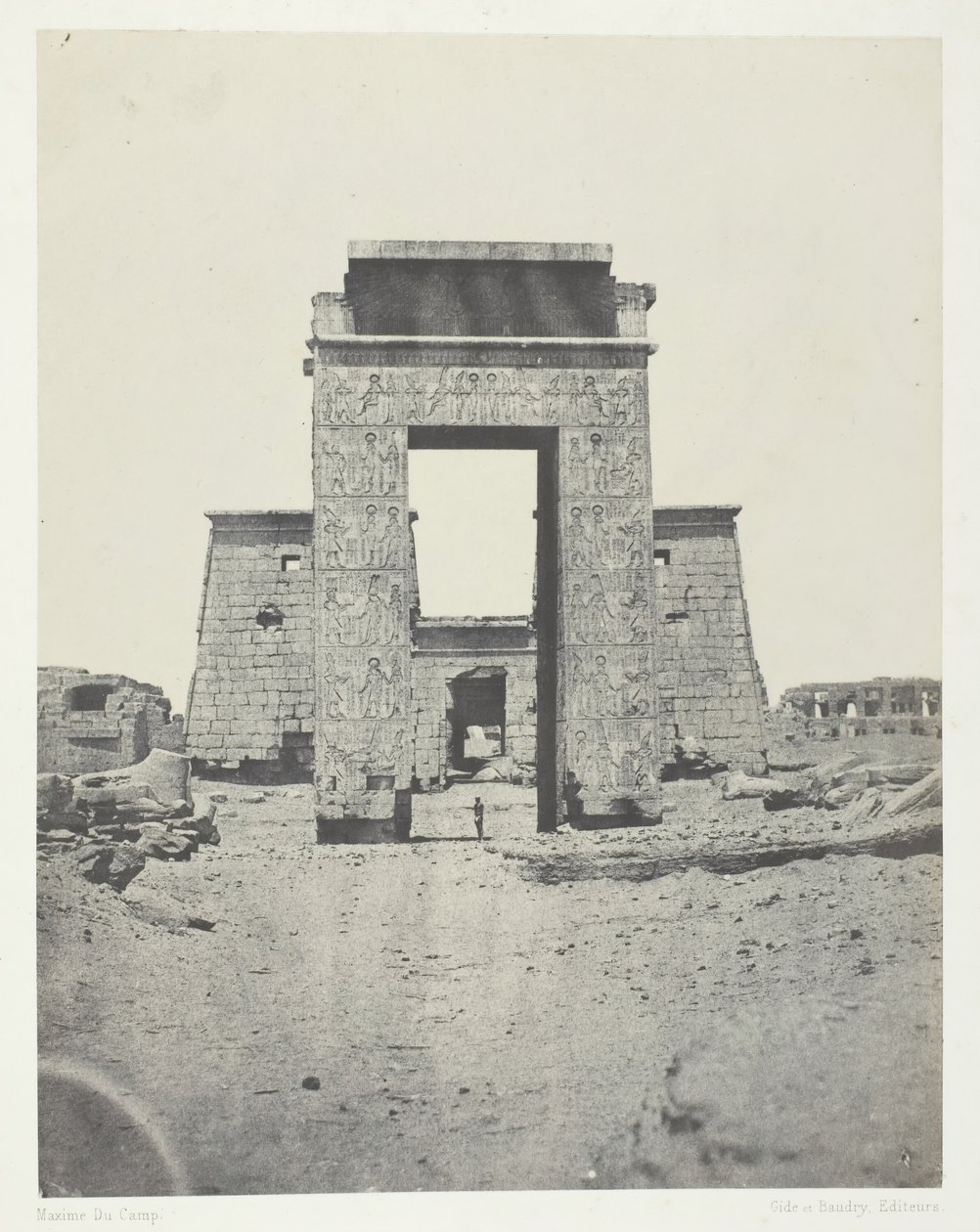 الكرنك ، بروبيلون من معبد خونس ، طيبة ، 184951 ، طبع 1852. بواسطة ماكسيم دو كامب
