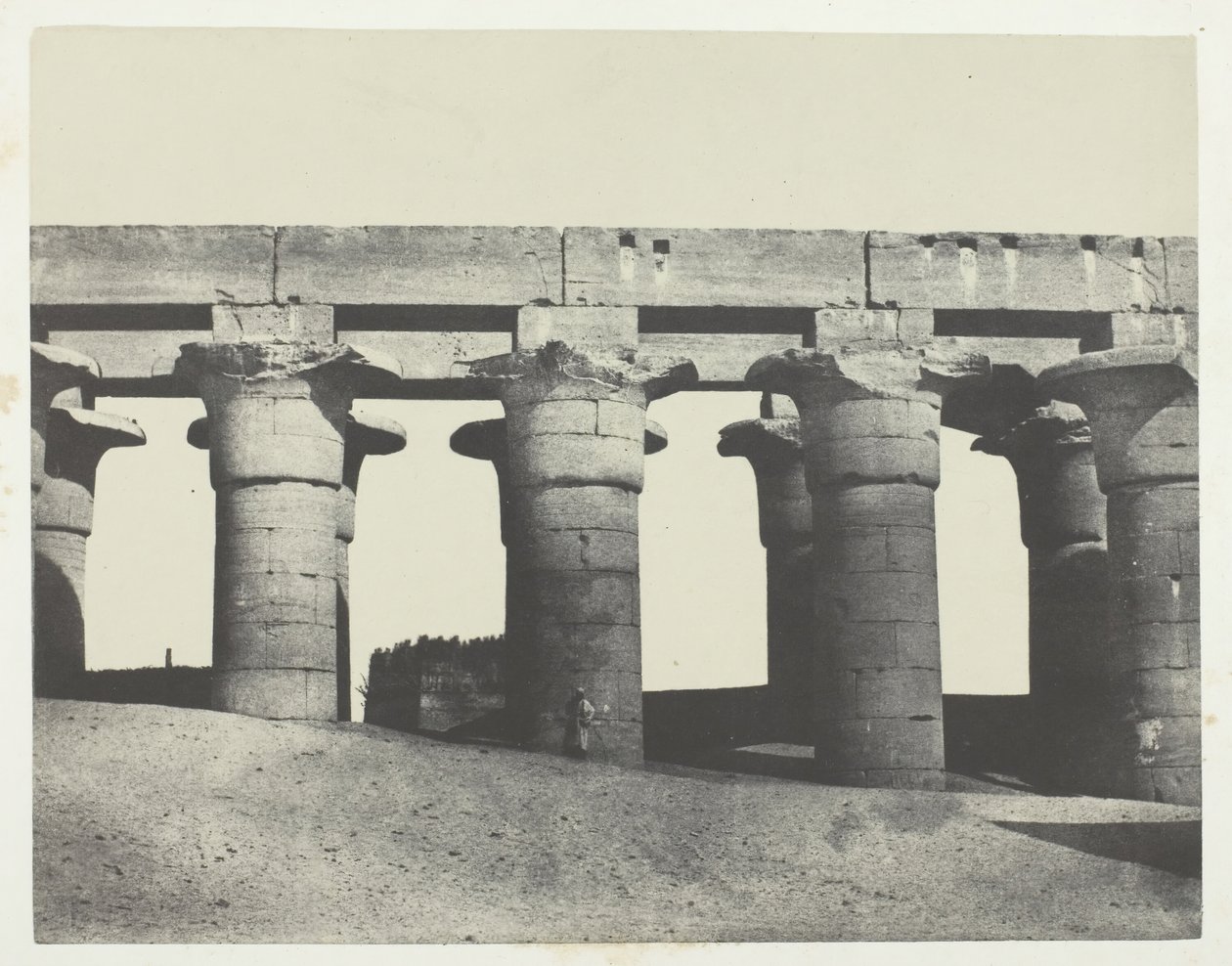 الأقصر ، الرواق العظيم للقصر ، طيبة ، 184951 ، طبعت 1852. بواسطة ماكسيم دو كامب