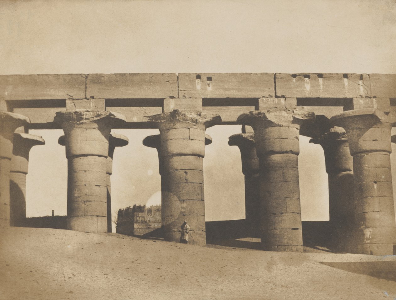الأقصر ، أعمدة كبيرة للقصر ، 1849-1851. بواسطة ماكسيم دو كامب