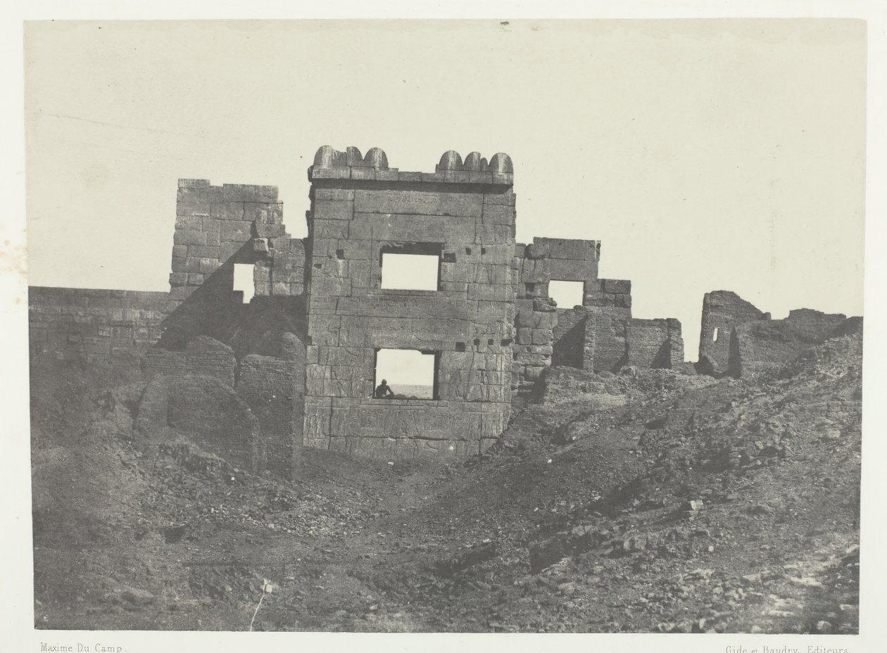 مدينة حبو ، الواجهة الشرقية لمدينة رمسيس ميامون ، طيبة ، 184951 ، طبعت 1852. بواسطة ماكسيم دو كامب