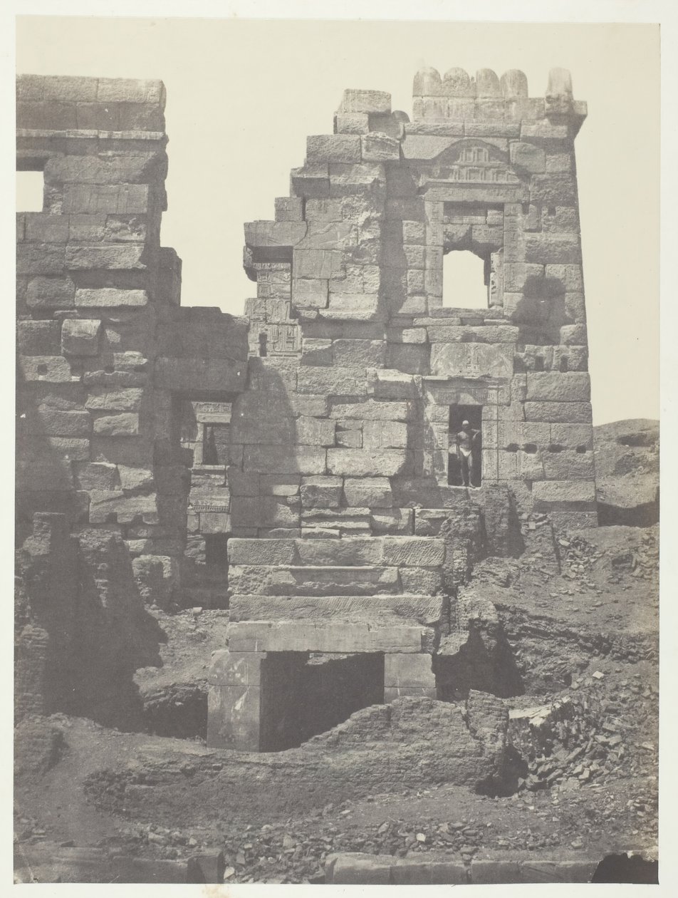 مدينة حبو ، الواجهة الشمالية لمدينة رمسيس ميامون ، طيبة ، 184951. بواسطة ماكسيم دو كامب
