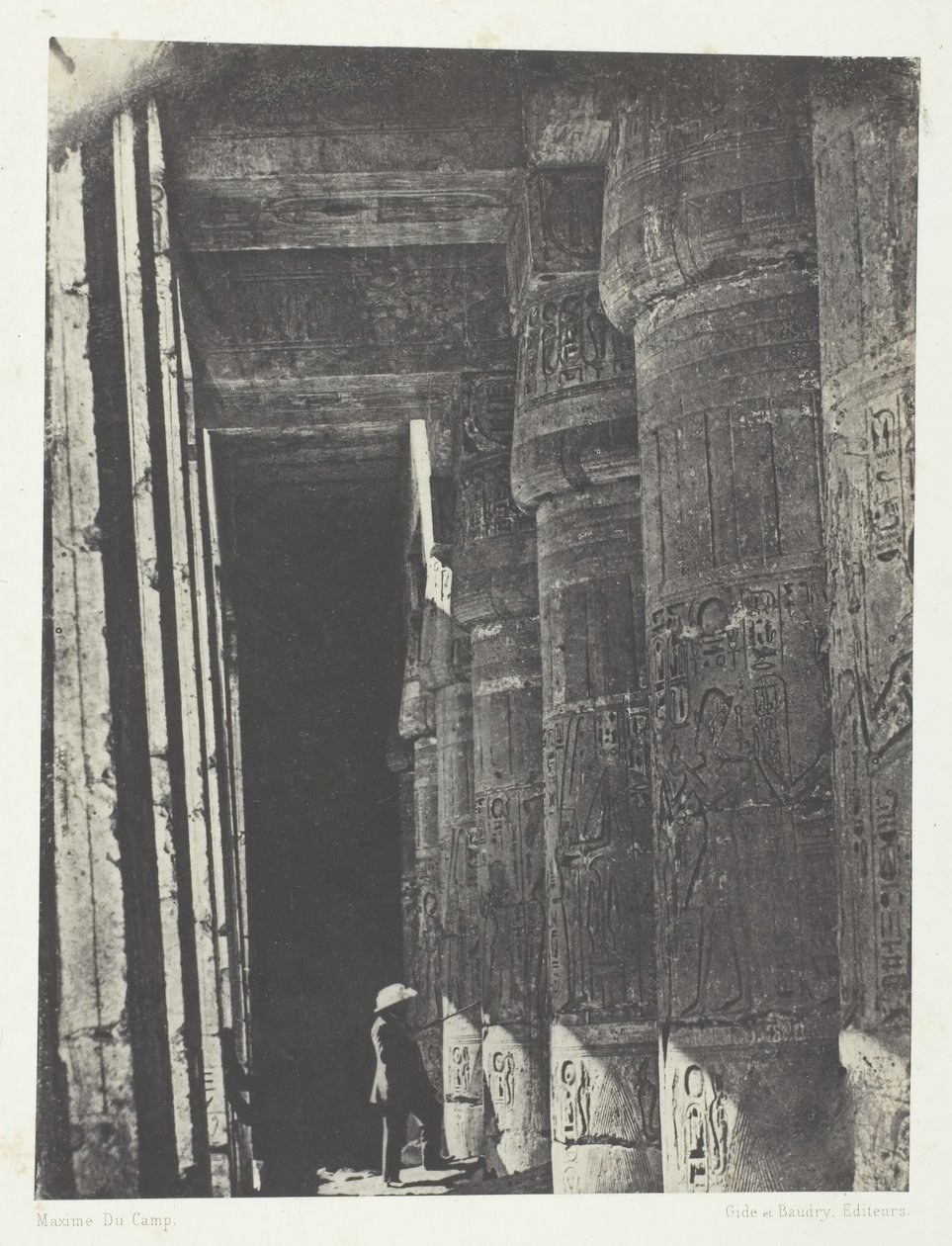 مدينة حبو ، رواق قصر رمسيس ميامون ، طيبة ، 184951 ، طبع 1852. بواسطة ماكسيم دو كامب