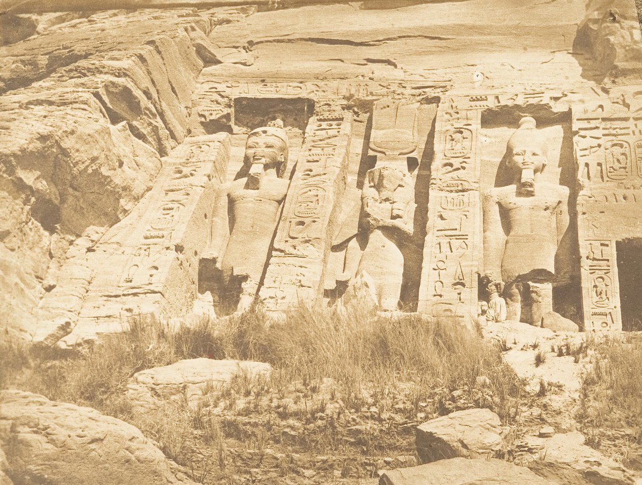 نصف واجهة Spéos d'Athor ، في الجزء الجنوبي من أبو سمبيل ، 28 مارس 1850. بواسطة ماكسيم دو كامب