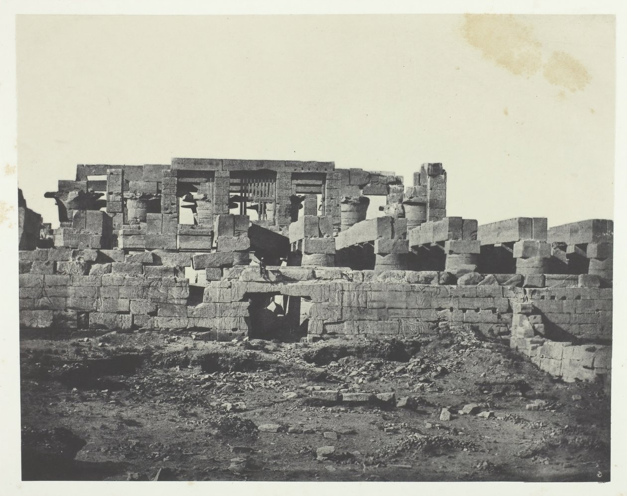 قصر الكرنك ، المدخل الجنوبي لقاعة الأعمدة ، طيبة ، 184951 ، طبع عام 1852. بواسطة ماكسيم دو كامب