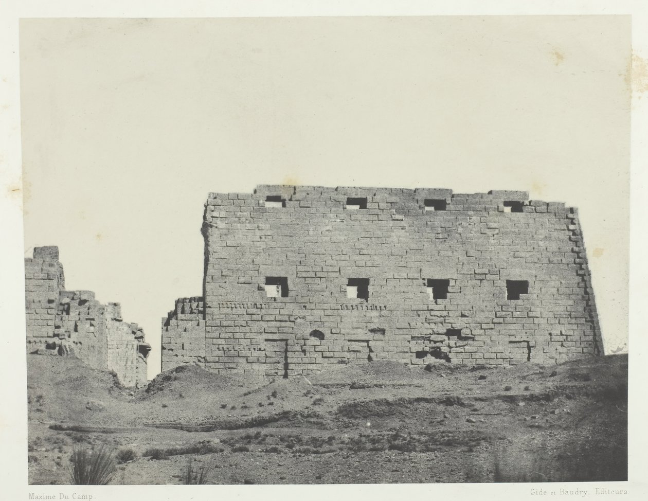 قصر الكرنك ، أبراج كبيرة من الجنوب الغربي ، طيبة ، 184951 ، طبع 1852. بواسطة ماكسيم دو كامب