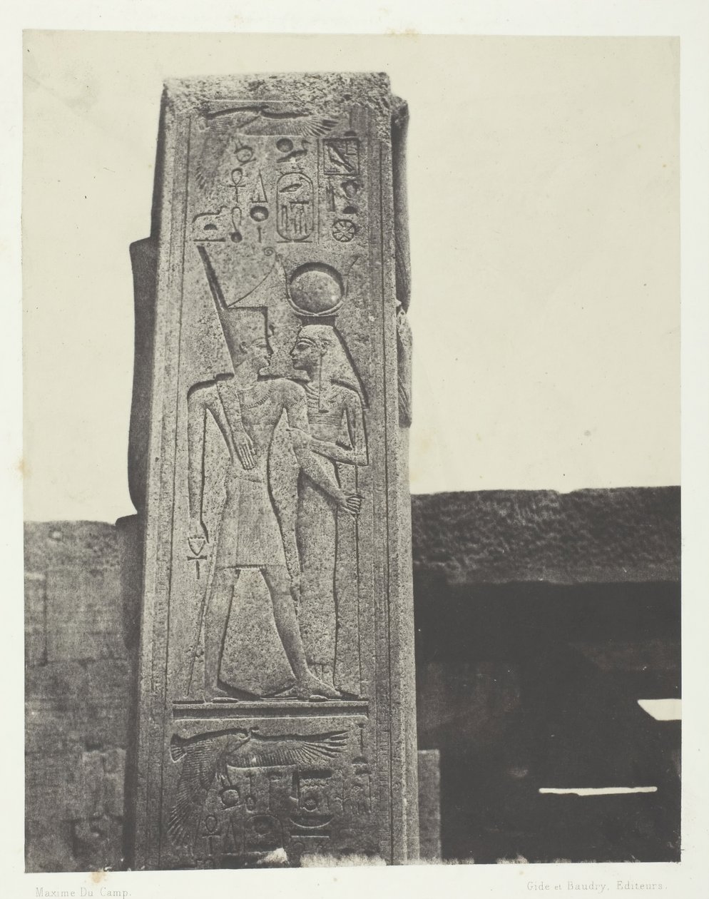 قصر الكرنك ، العمود قبل الحرم الجرانيتي ، طيبة ، 184951 ، طبع عام 1852. بواسطة ماكسيم دو كامب