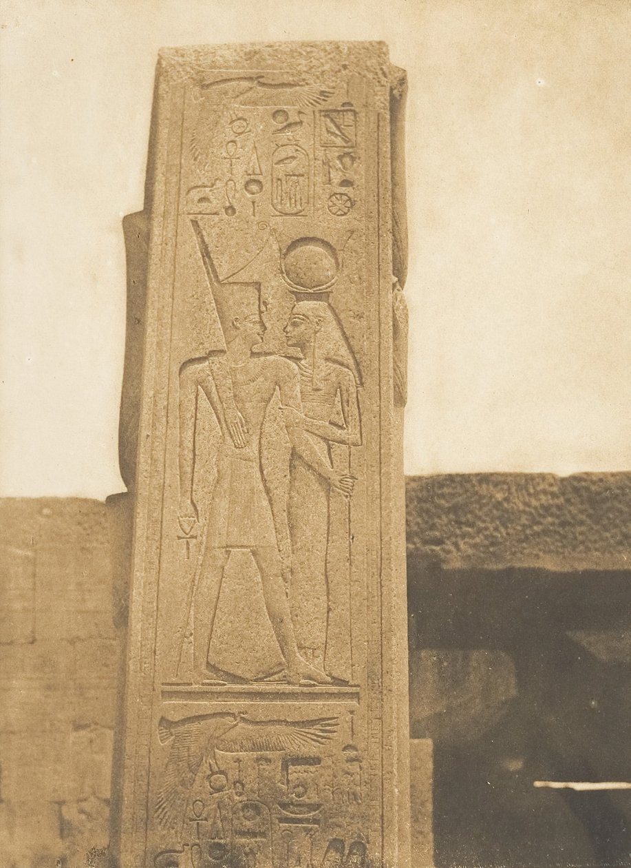 عمود معبد من الجرانيت في قصر الكرنك يمثل نقشًا بارزًا يمثل تحتمس الثالث ... ، 1849-50. بواسطة ماكسيم دو كامب