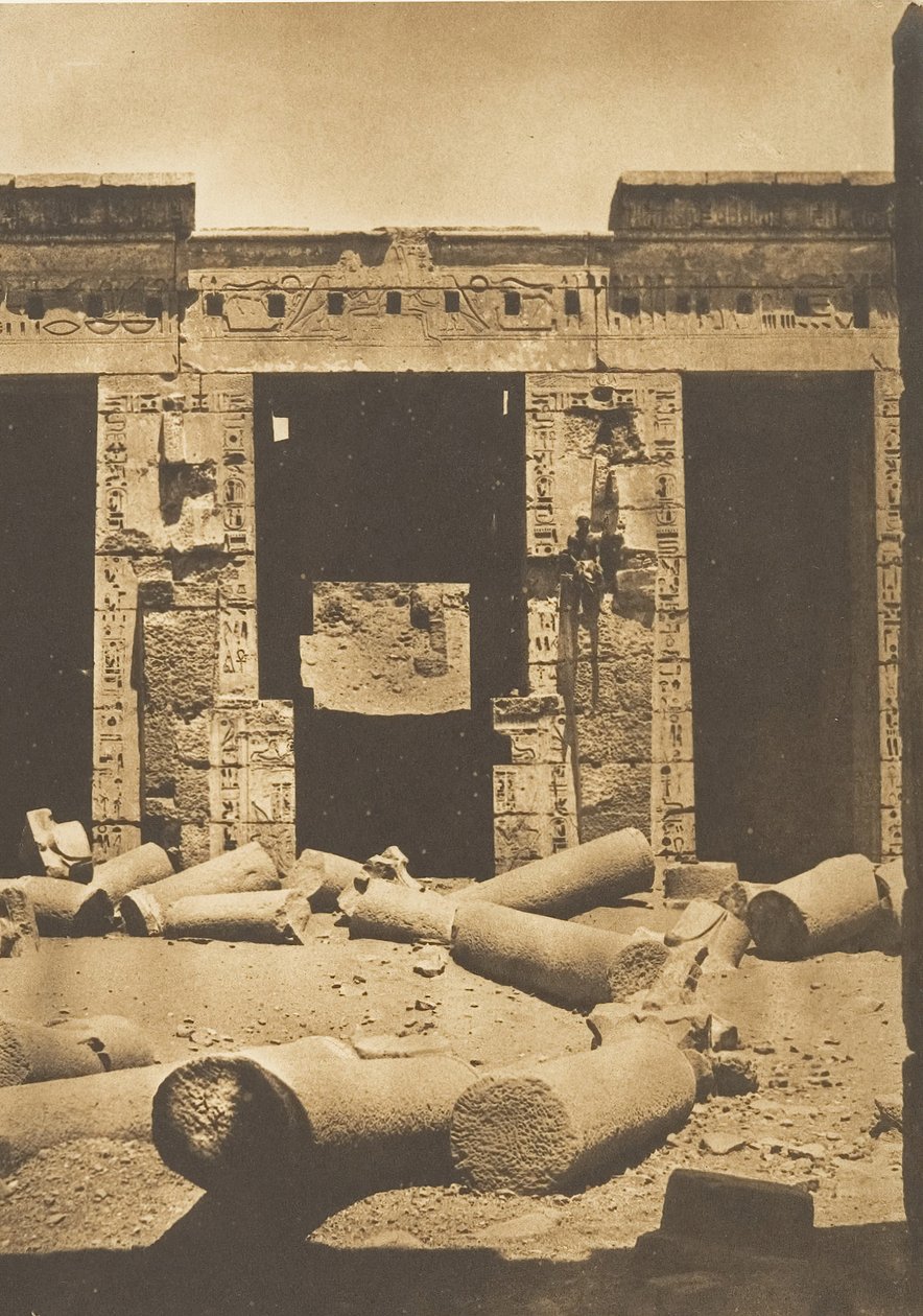 أعمدة في باحة قصر رمسيس ميامون ، مدينة حبو طيبة ، 1849-50. بواسطة ماكسيم دو كامب