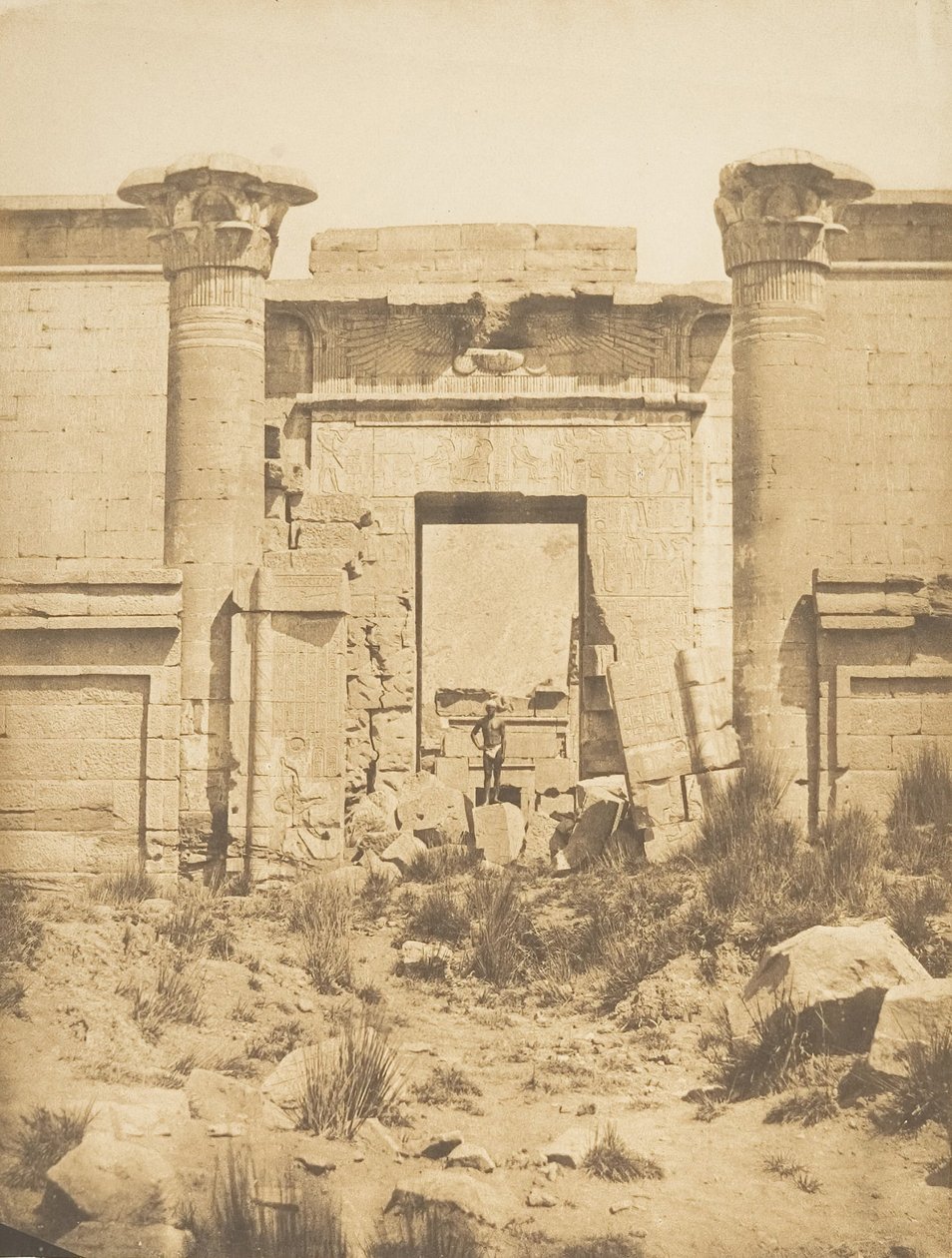 Propylaea من Thutmoseum ، في Medinet-habou طيبة ، 1849-50. بواسطة ماكسيم دو كامب