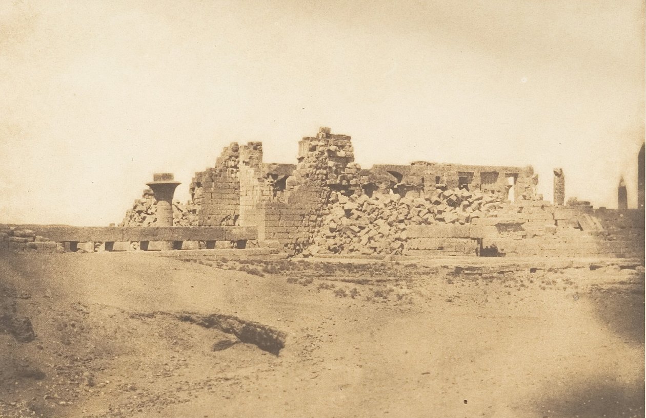 أنقاض قاعة الأعمدة في قصر الكرنك - منظر مأخوذ من الجنوب الغربي ، 1849-50. بواسطة ماكسيم دو كامب