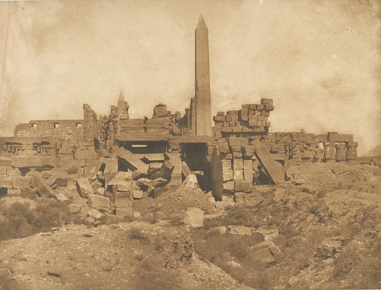 أنقاض قصر الكرنك - منظر مأخوذ من نهاية الحرم ، 1849-50. بواسطة ماكسيم دو كامب