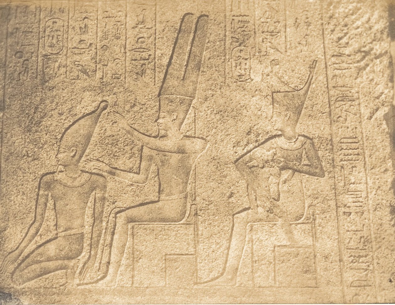 المنحوتات الخارجية للحرم الجرانيتى لقصر الكرنك عمون تضمن c ... ، 1849-50. بواسطة ماكسيم دو كامب