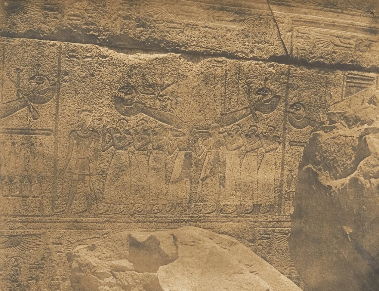 المنحوتات الخارجية للحرم الجرانيتي لقصر الكرنك طيبة فيليب-أ ... ، 1849-50. بواسطة ماكسيم دو كامب
