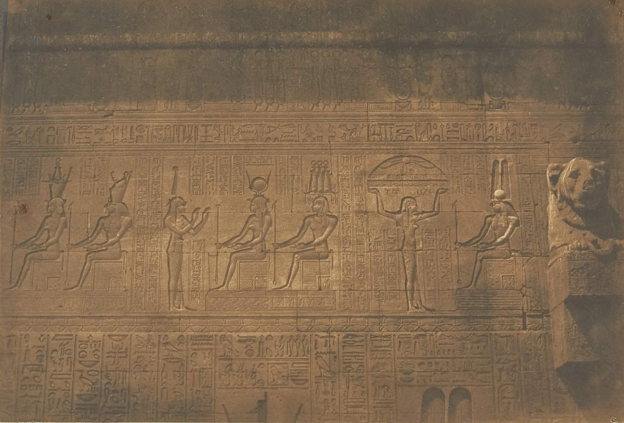 منحوتات على الواجهة الخلفية لمعبد دنديرا تينتيريس العظيم ، 1849-50. بواسطة ماكسيم دو كامب