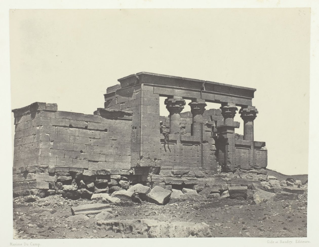 معبد ديبود ، Parembole من الطريق الأنطوني ، النوبة ، 184951 ، طُبع عام 1852. بواسطة ماكسيم دو كامب