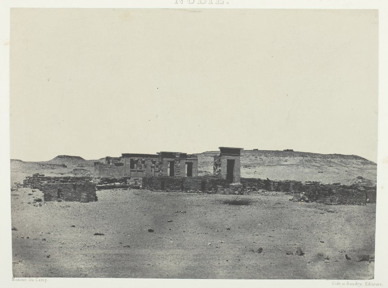 معبد وقرية ديبود ، Parembole من الطريق الأنطوني ، النوبة ، 184951 ، طُبع عام 1852. بواسطة ماكسيم دو كامب