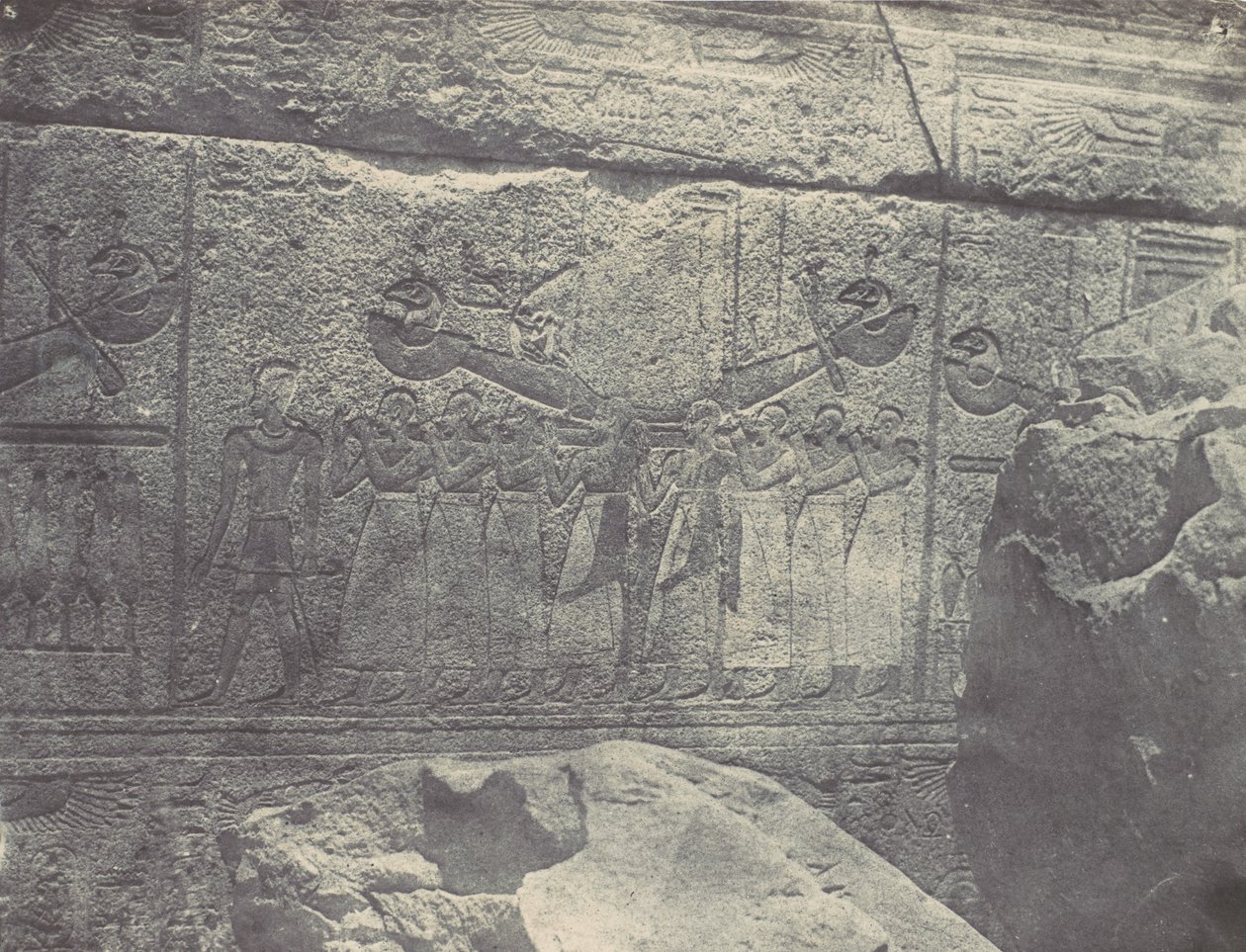 طيبة. قصر الكرنك. التماثيل الخارجية لمحمية الجرانيت ، 1850. بواسطة ماكسيم دو كامب