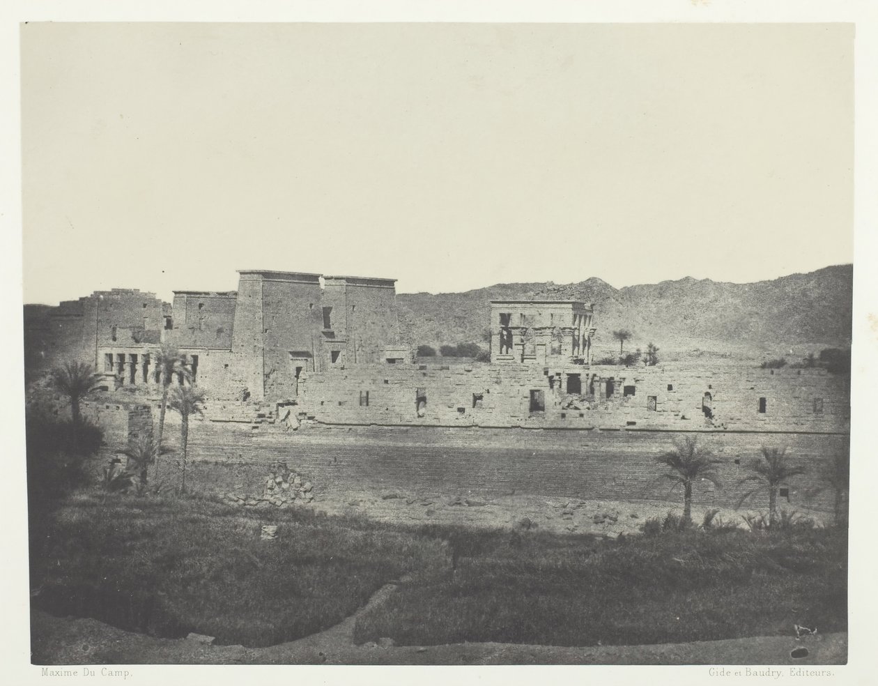 منظر مأخوذ من جزيرة Beghé ، النظر إلى الغرب ، Philoe ، النوبة ، 184951 ، طُبع عام 1852. بواسطة ماكسيم دو كامب