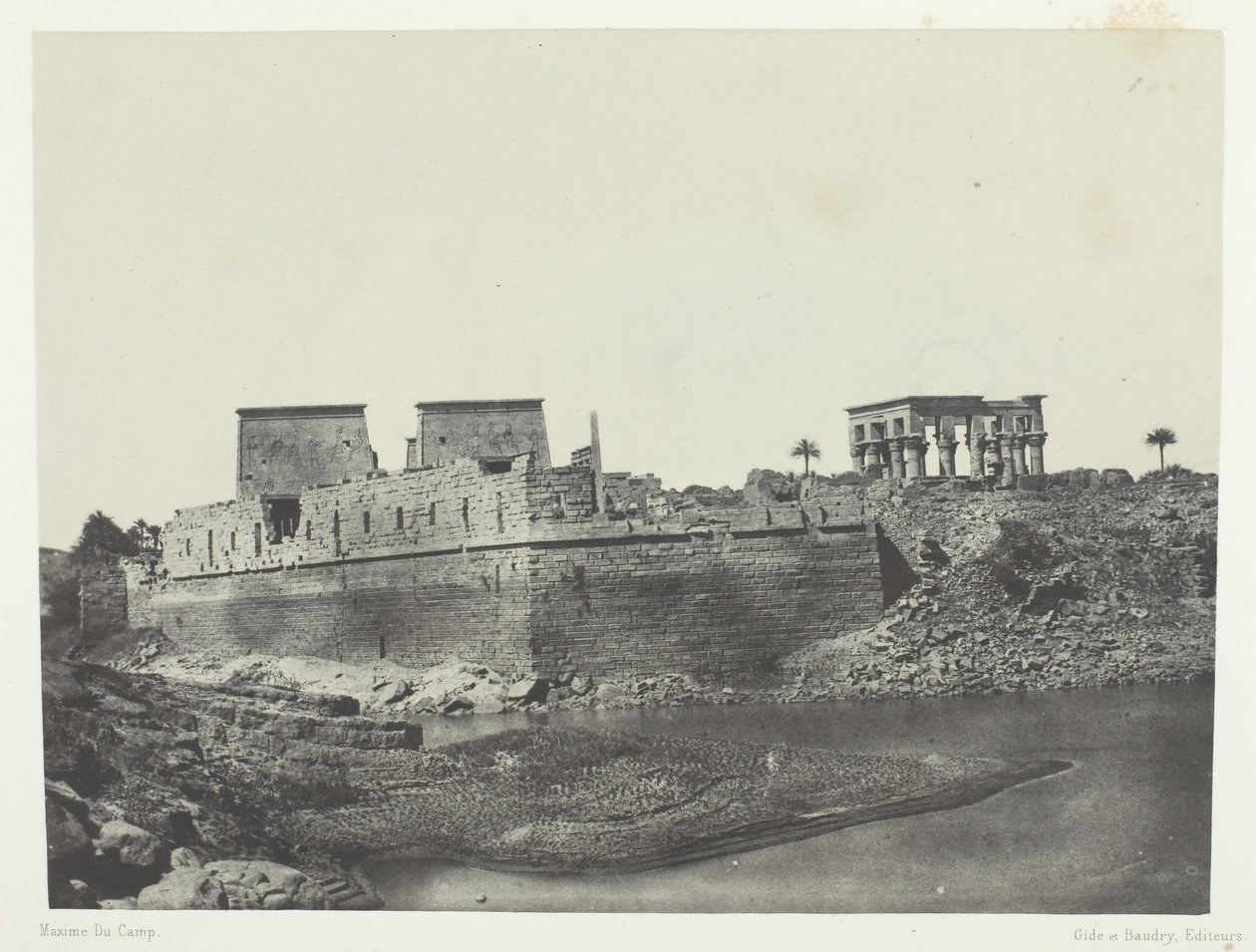 منظر من الزاوية الجنوبية الغربية ، فيلو ، النوبة ، 184951 ، طُبع عام 1852. بواسطة ماكسيم دو كامب