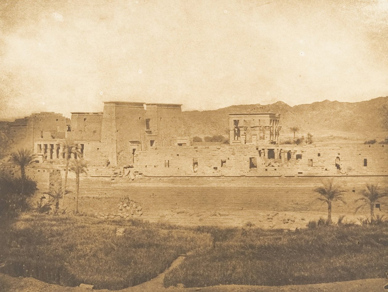 منظر عام لجزيرة فيلة ، مأخوذ من جزيرة غرب بيغوه ، ١٨٤٩-١٨٥٠. بواسطة ماكسيم دو كامب
