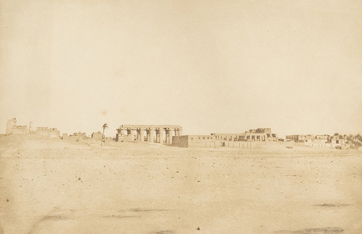 منظر عام لأطلال الأقصر مأخوذ من غرب طيبة ، 1849-50. بواسطة ماكسيم دو كامب